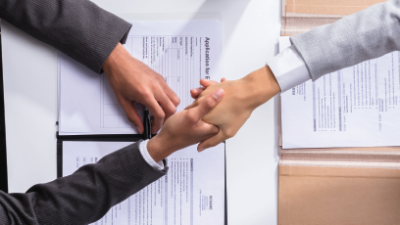 An employer and RIT student shaking hands before a mock interview